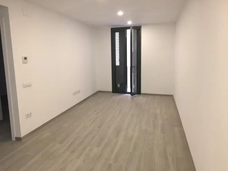 Piso en alquiler. Fantàstic pis de 115m2 acabat de reformar a la Plaça Catalunya. Consta de 3 habitacions dobles i 2 banys. Terrassa exterior.