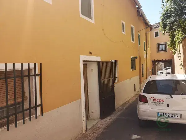 Casa Grande en Cuenca con Cuevas y Patio Soleado