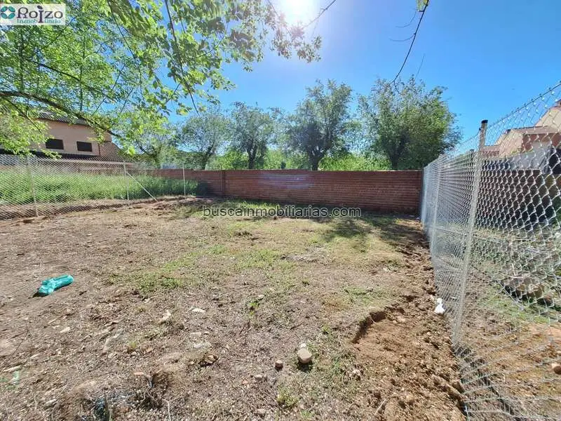 Casa Adosada en Magán: 4 Dormitorios, 2 Baños, Patio y Garaje