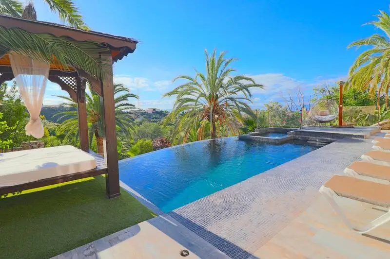 Villa de Lujo en Venta con 4 Dormitorios y Piscina Infinita