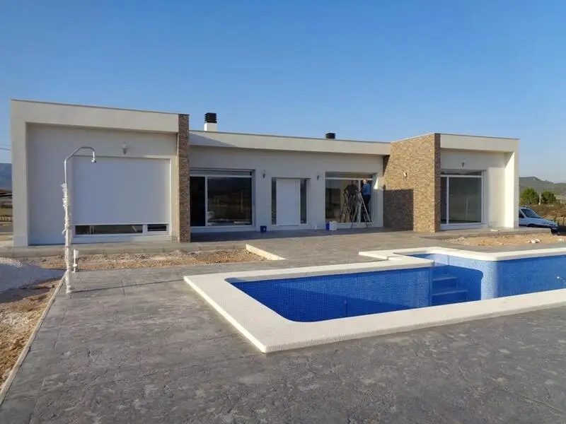 Villas de Lujo en Pinoso:  Nuevas Villas con Piscina y Vistas Impresionantes