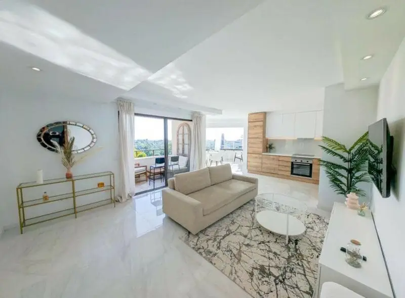 Apartamento en Atalaya Estepona con Vistas al Mar y Golf