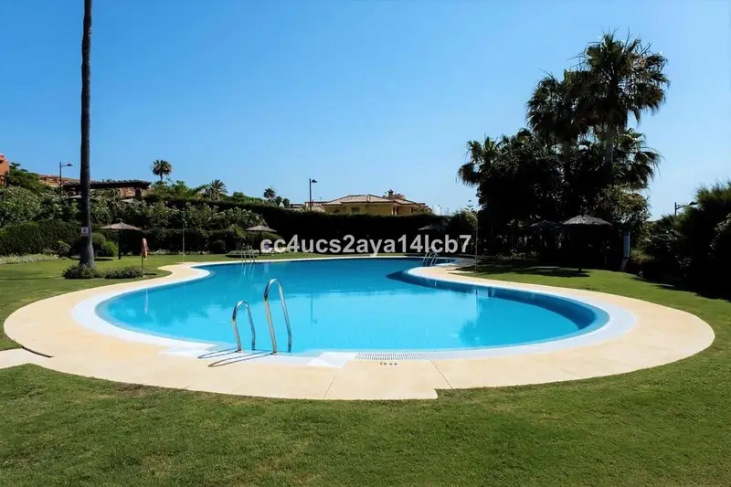 Apartamento en venta Estepona 2 dormitorios 2 baños terraza piscina