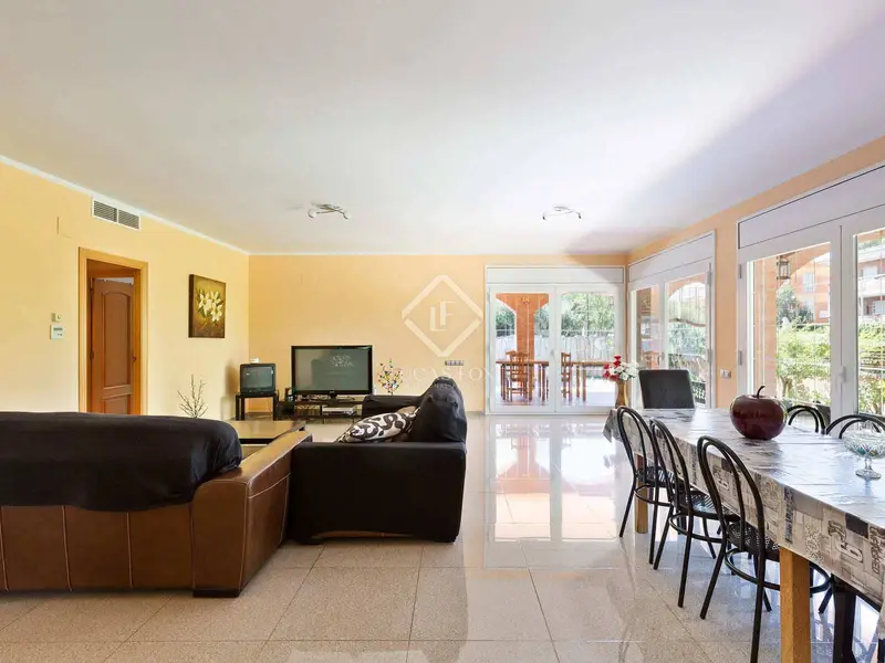 Chalet en Montmar Castelldefels 7 Dormitorios Piscina y Jardin