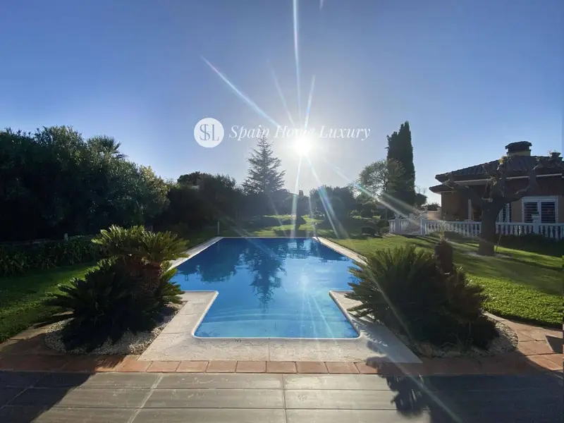 Chalet en Montserrat Valencia 300m2 4 habitaciones Jardin Piscina
