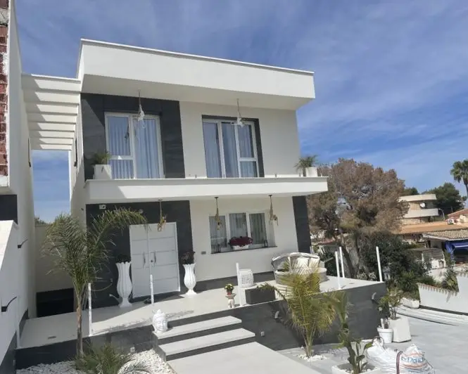 Villa 4 Dormitorios en Venta Los Balcones