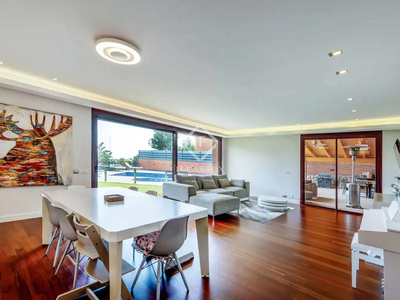 Chalet en Castelldefels con Piscina y Vistas al Mar