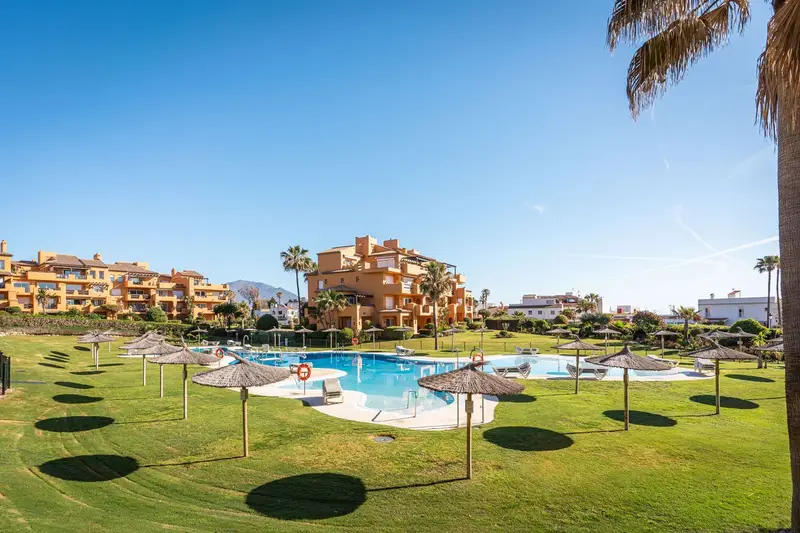 Apartamento 3 Dormitorios La Duquesa  Jardines Piscina Garaje