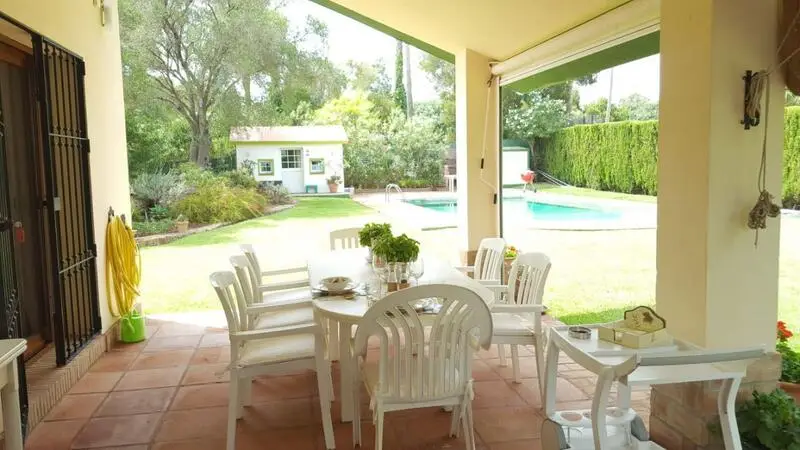 Villa Nórdica en Sotogrande Alto con Piscina y Huerto