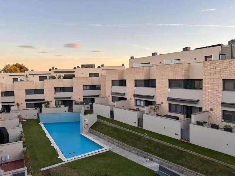 Adosado Moderno en Torredembarra con Piscina