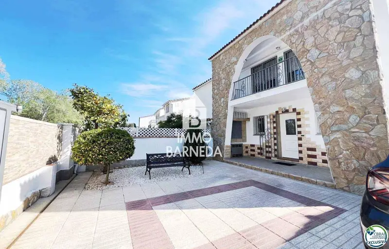 Chalet en Empuriabrava con Amarre Privado y Vistas al Canal