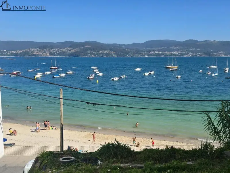 Chalet en venta en primera linea de mar en Raxo Poio