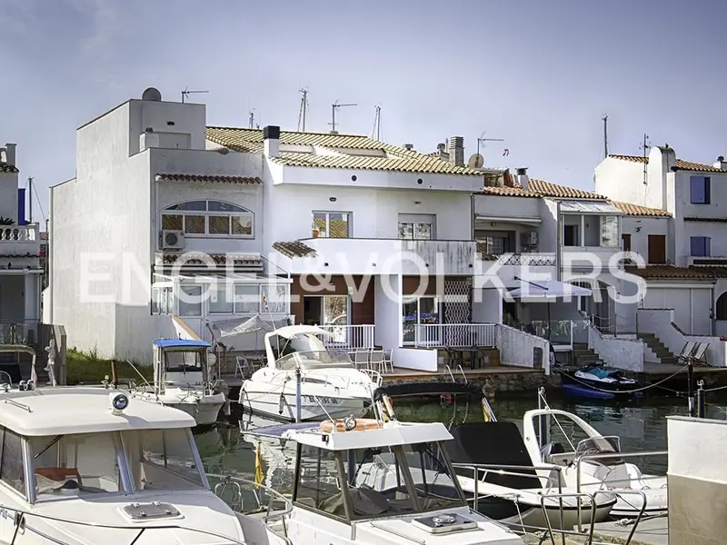 Casa en Empuriabrava con Amarre de 8m - 3 Dormitorios y 3 Baños
