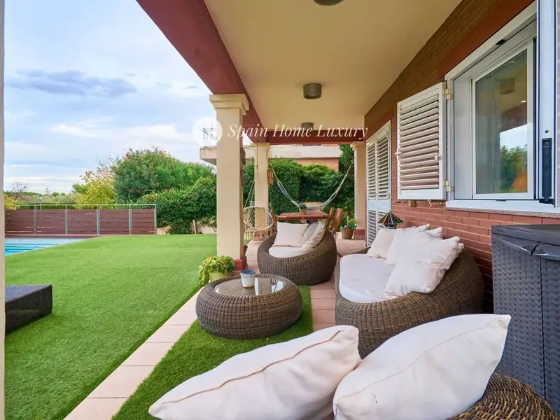 Chalet en Bétera con Piscina y Vistas al Golf