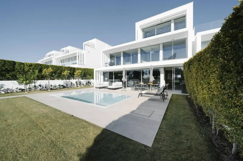 Chalet en Sotogrande Alto con Vistas al Mar y Piscina