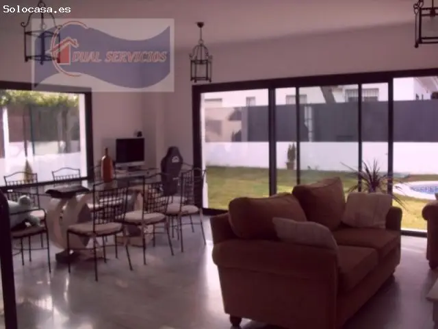 Chalet Independiente en Nuevo Portil con Piscina y Jardin