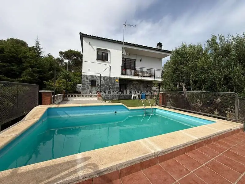 Casa en Venta Mediona con Piscina y Sótano