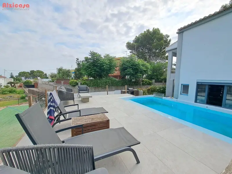 Chalet en venta en Alzira con piscina y espacio para segunda vivienda