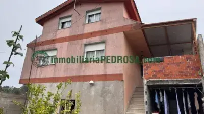 Casa en venta Poio: 6 dormitorios, 2 plantas, cerca de la playa