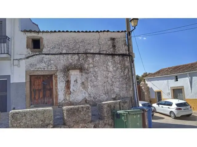 Terreno Urbano con Casa en Montanchez
