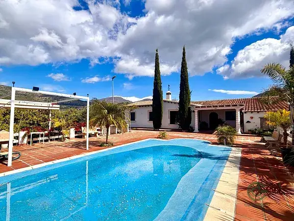 Chalet con Piscina en Velez de Benaudalla Costa Tropical