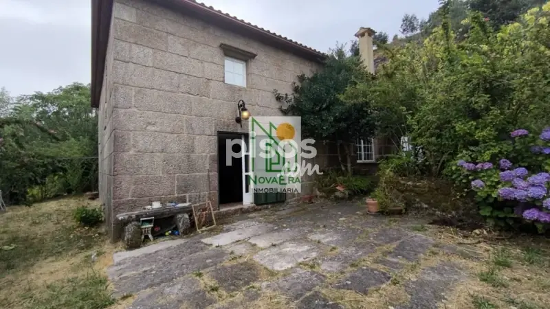 Casa en venta en A Coutada 300m2 con parcela