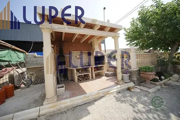 Casa amplia en Alicante con garaje y casa de invitados