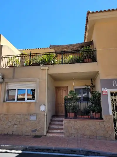 Casa adosada de 5 dormitorios en Pinoso