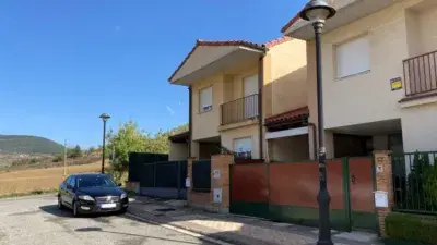 Chalet Adosado en Olloki con Jardin y Garaje
