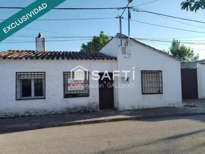 Casa en Cinco Casas con Jardín y Dos Naves