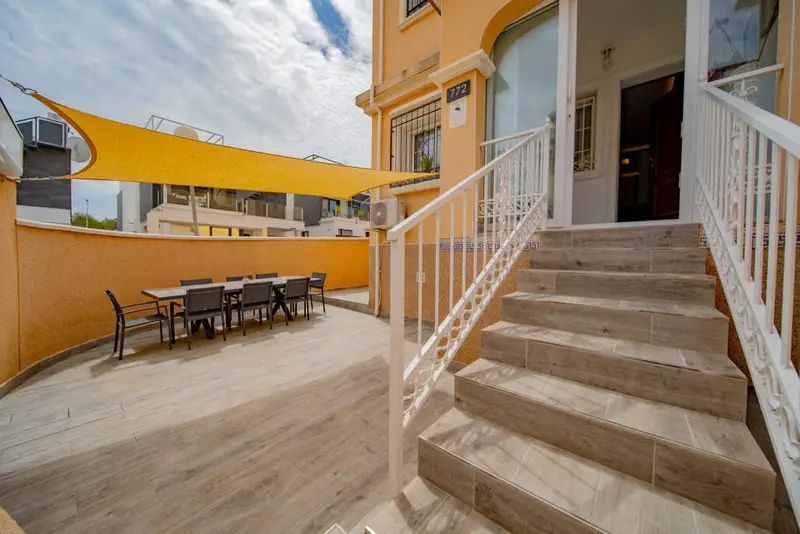 Casa Adosada con Piscina en Villamartín Orihuela