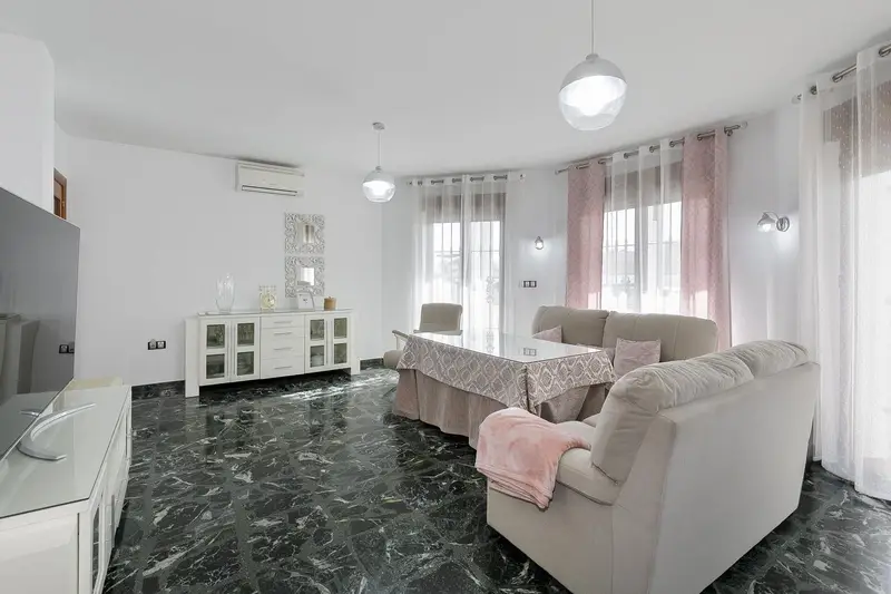 Chalet de Lujo en Venta con Piscina y Placas Solares