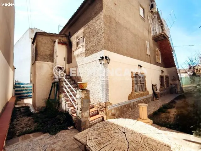 Chalet Independiente en Rafal con 5 Dormitorios y Jardin