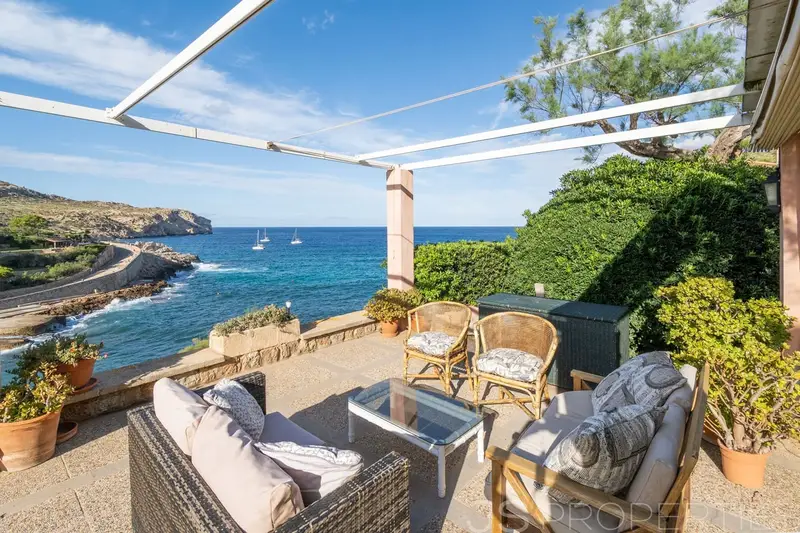 Chalet en Cala San Vicente con Vistas Panorámicas y Piscina