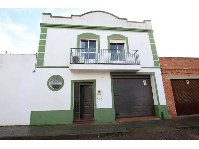 Vivienda de Dos Plantas en Montijo: 4 Dormitorios, 3 Baños, Garaje y Patio