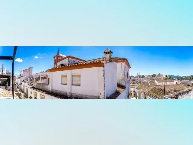 Casa con Terraza en Cortes de la Frontera Ideal para Inversion