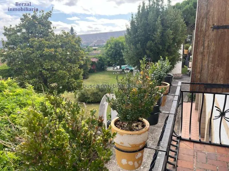 Chalet en Venta en Nalda con Amplia Parcela y Completas Instalaciones