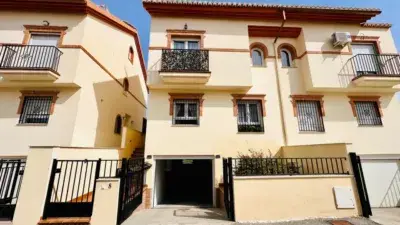 Casa Pareada en Ogíjares con Terrazas y Cochera Grande