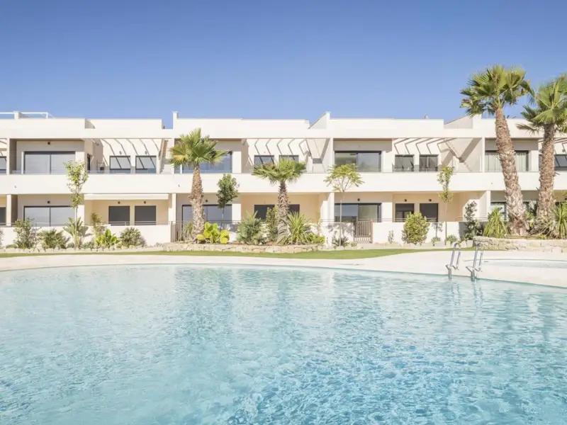 Bungalow en venta con piscina cerca de la playa Torrevieja