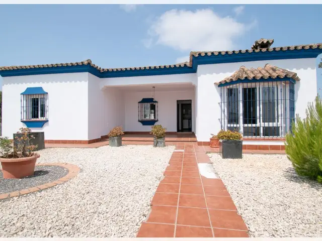 Casa en Venta Chiclana 3 Dormitorios Piscina Jardin