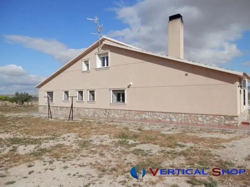Chalet en Venta Caudete 4 habitaciones 3 banos Garaje Nave 7186m2
