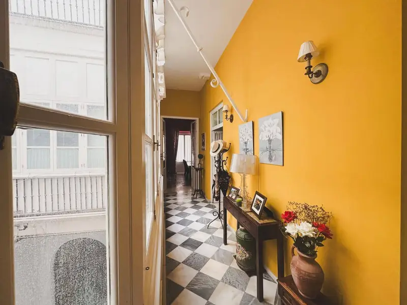 Piso en venta en Cadiz ciudad, reformable con suelos hidraulicos