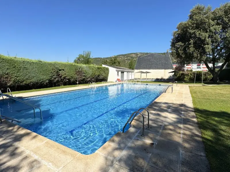 Chalet Pareado en Moralzarzal con Piscina y Zonas Verdes