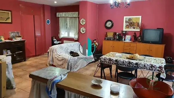 Casa en Navarrete con 4 plantas 80m2 2 salones 4 baños ideal familia o negocio