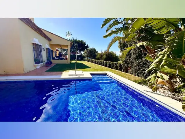 Casa-Villa de 3 Dormitorios en venta La Duquesa, España