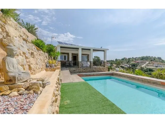 Chalet en Les Mallaes Pedralba con Piscina y Placas Solares