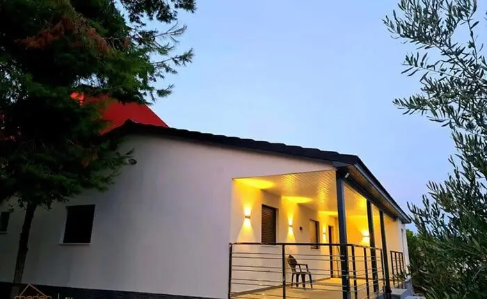 Casa de Madera Mixta 140m2: 4 Dormitorios, 2 Baños y Porche