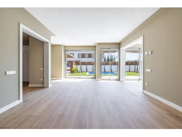 Vivienda Con Piscina A Estrenar