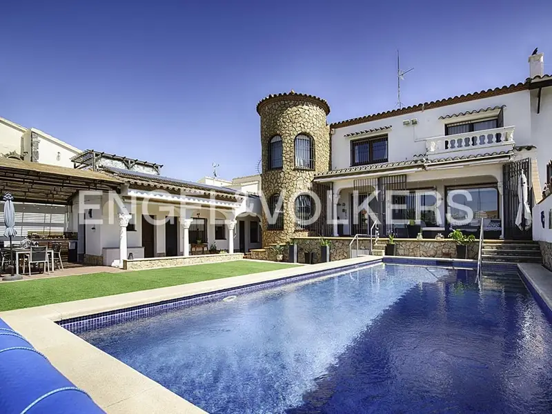 Villa de Lujo en Primera Línea de Mar con 4 Amarres