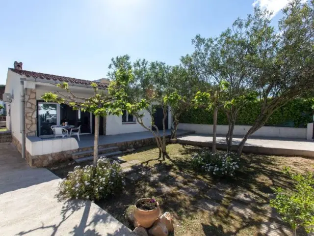 Casa Villa 3 Dormitorios L Escala Alquiler Familiar Cerca Mar